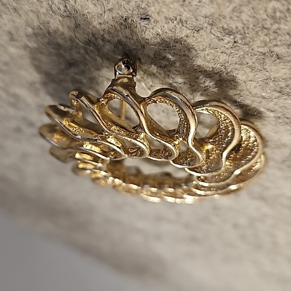 SARA COVENTRY Vintage Goldtone 1 7/8"Dia. Brooch - Picture 4 of 6